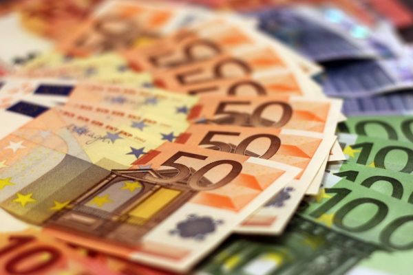 Директор литовского дома престарелых присвоила свыше 100 тысяч евро